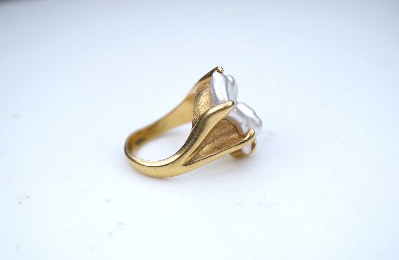 A gold and pearl ring